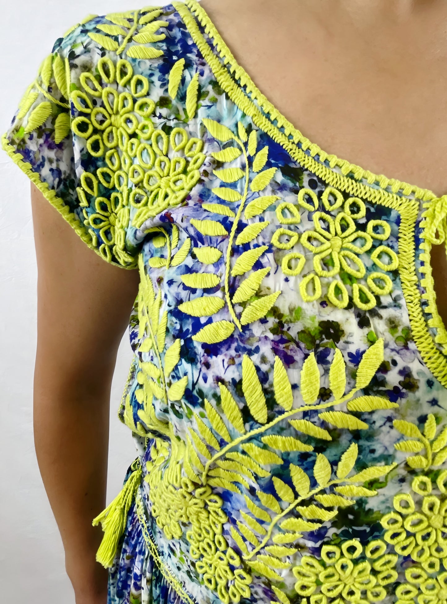 Vestido Tradicional Aguacatenango Dos Vuelos verde limón, detalle del bordado en manga corta.