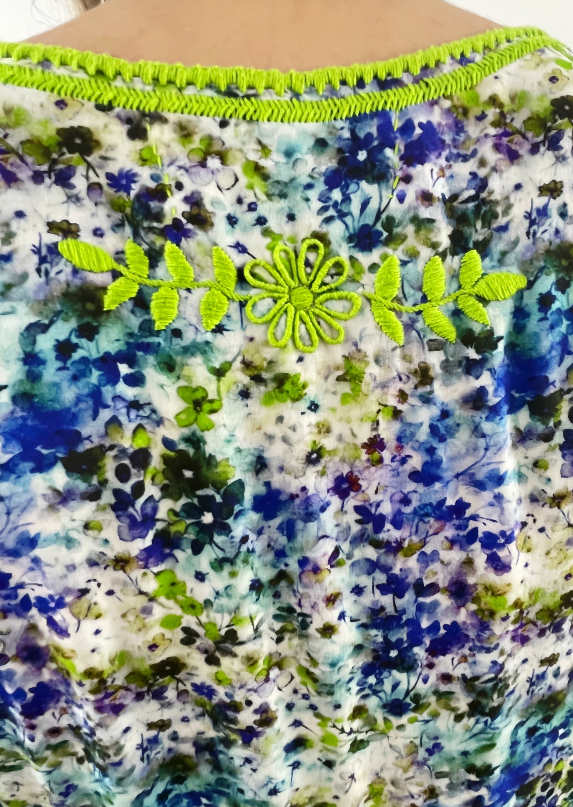 Vestido Tradicional Aguacatenango Dos Vuelos verde limón, bordado posterior.