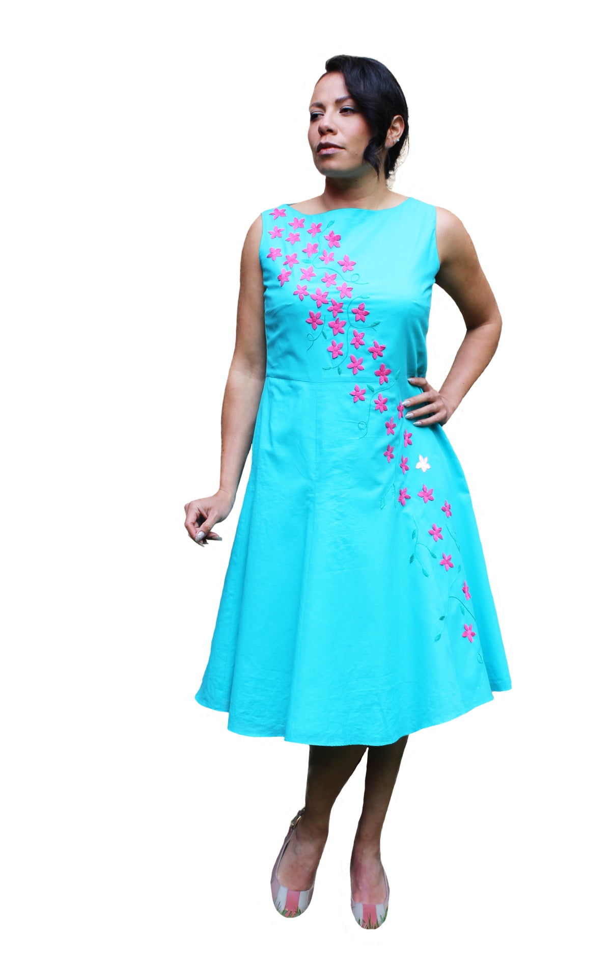 Vestido acampanado, bordado de flores, color turquesa, vista frontal en modelo.