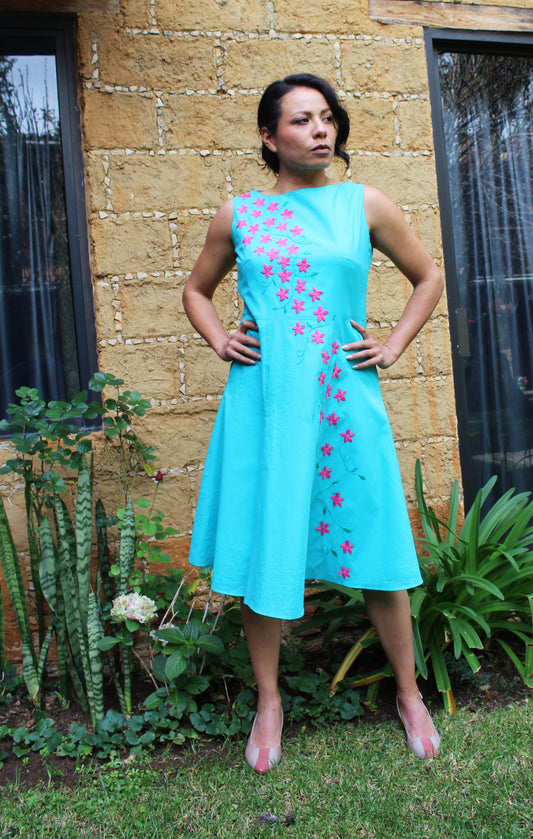 Vestido acampanado, bordado de flores, color turquesa, vista en modelo.