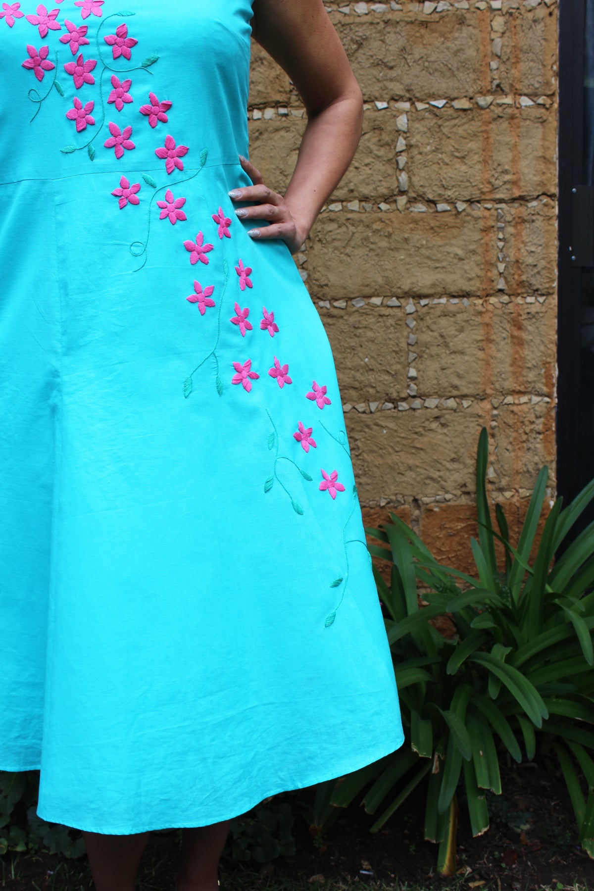 Vestido acampanado, bordado de flores, detalle de la falda y bordado.