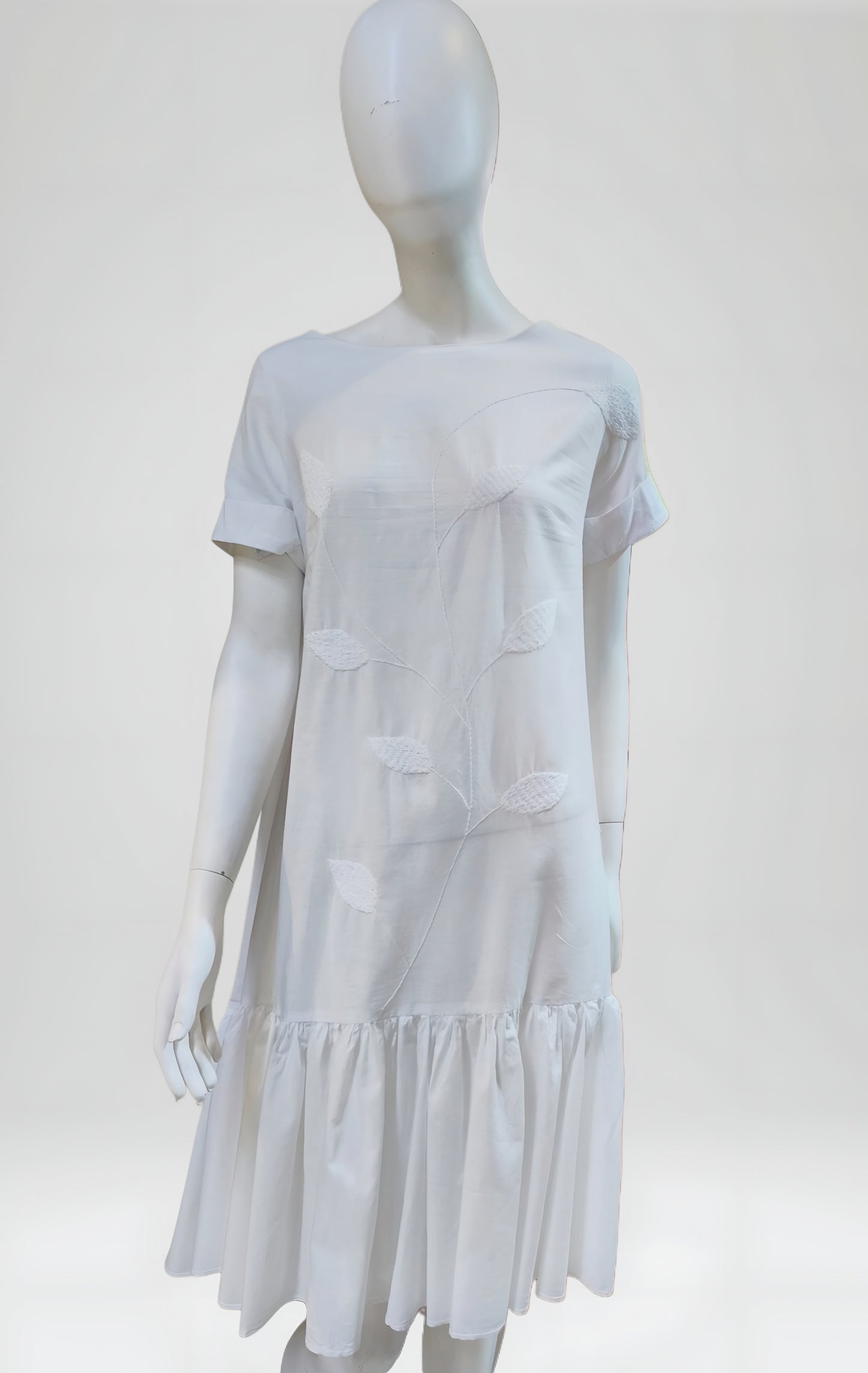Vestido algodón bordado hojas color blanco, vista frontal en maníquí.