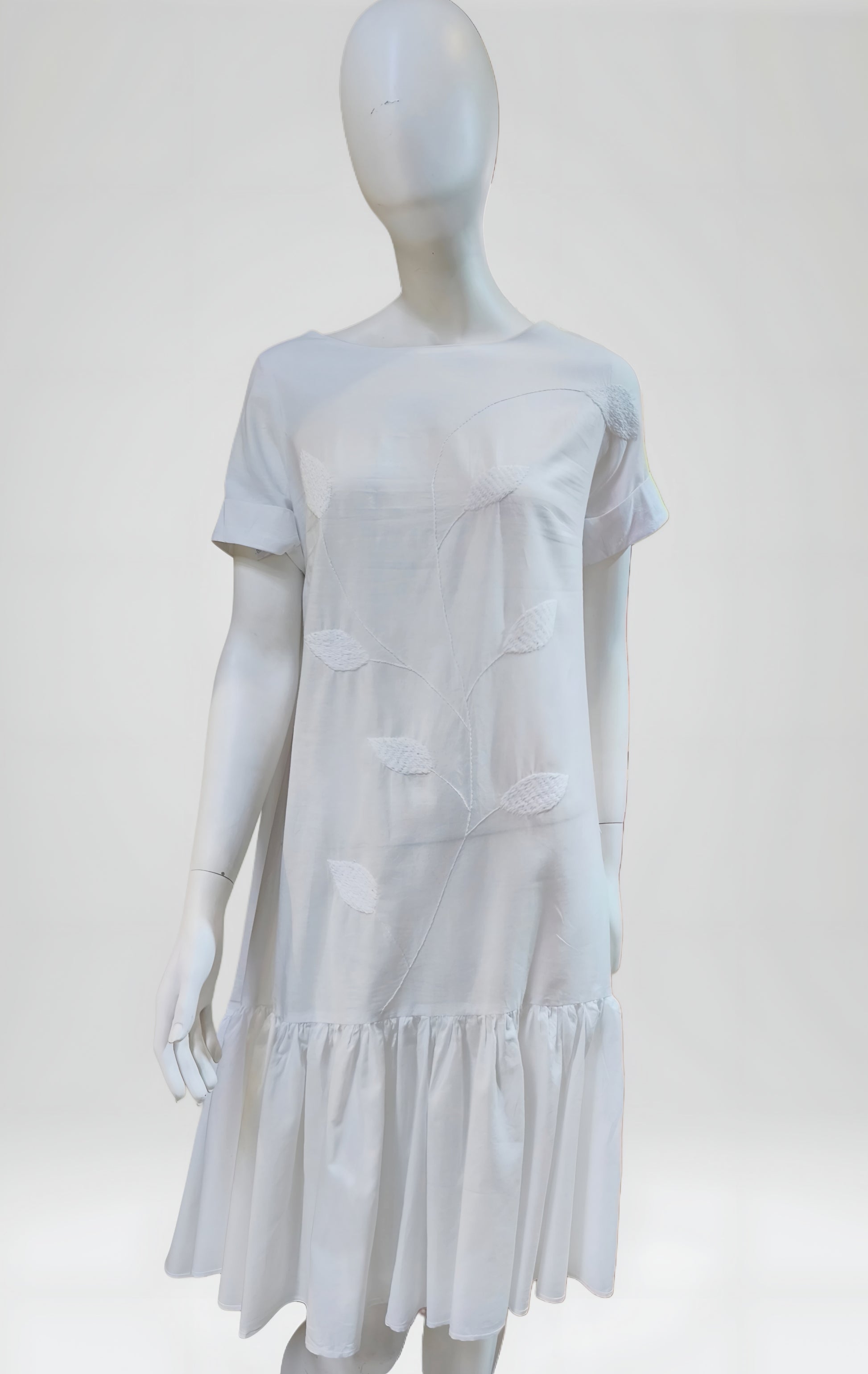 Vestido algodón bordado hojas color blanco, vista frontal en maníquí.