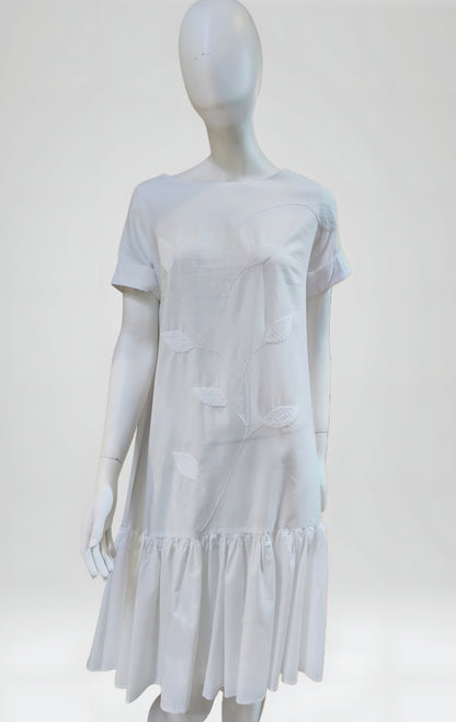 Vestido algodón bordado hojas color blanco, vista frontal en maníquí.