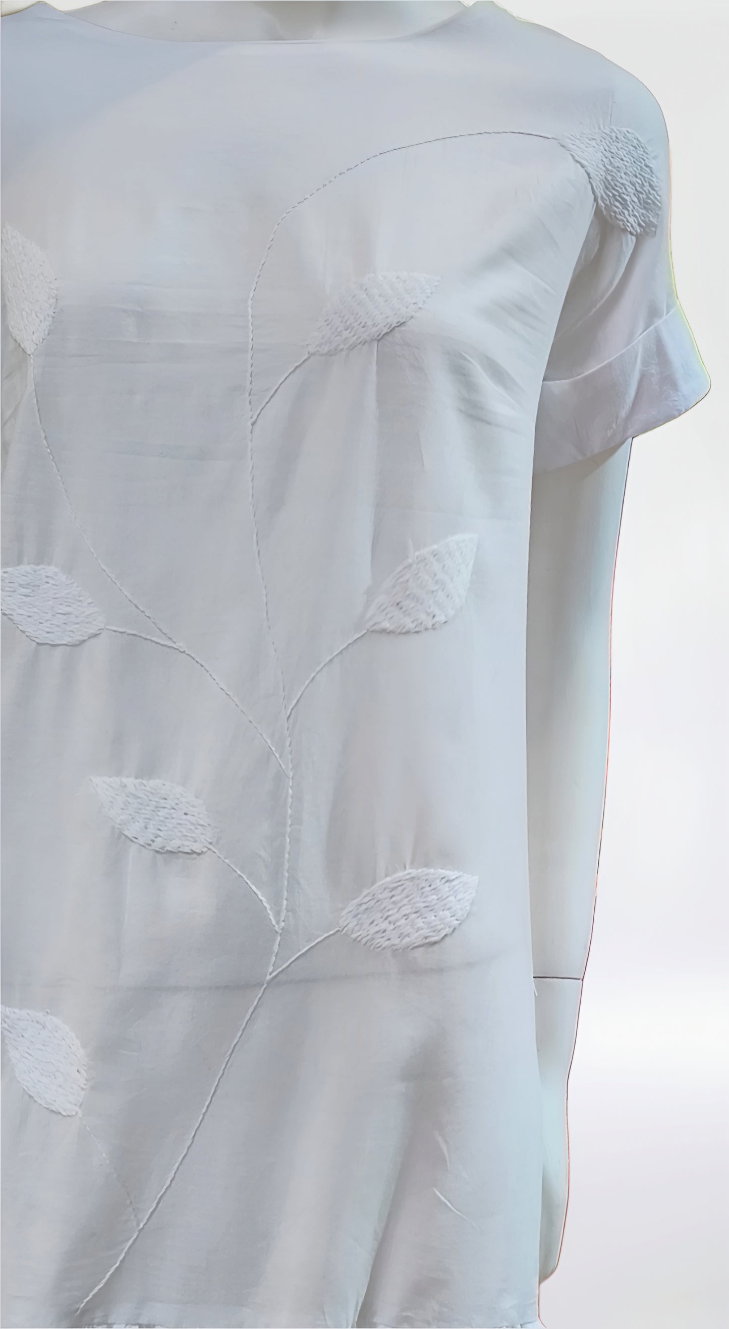 Vestido algodón bordado hojas color blanco, detalle del bordado.