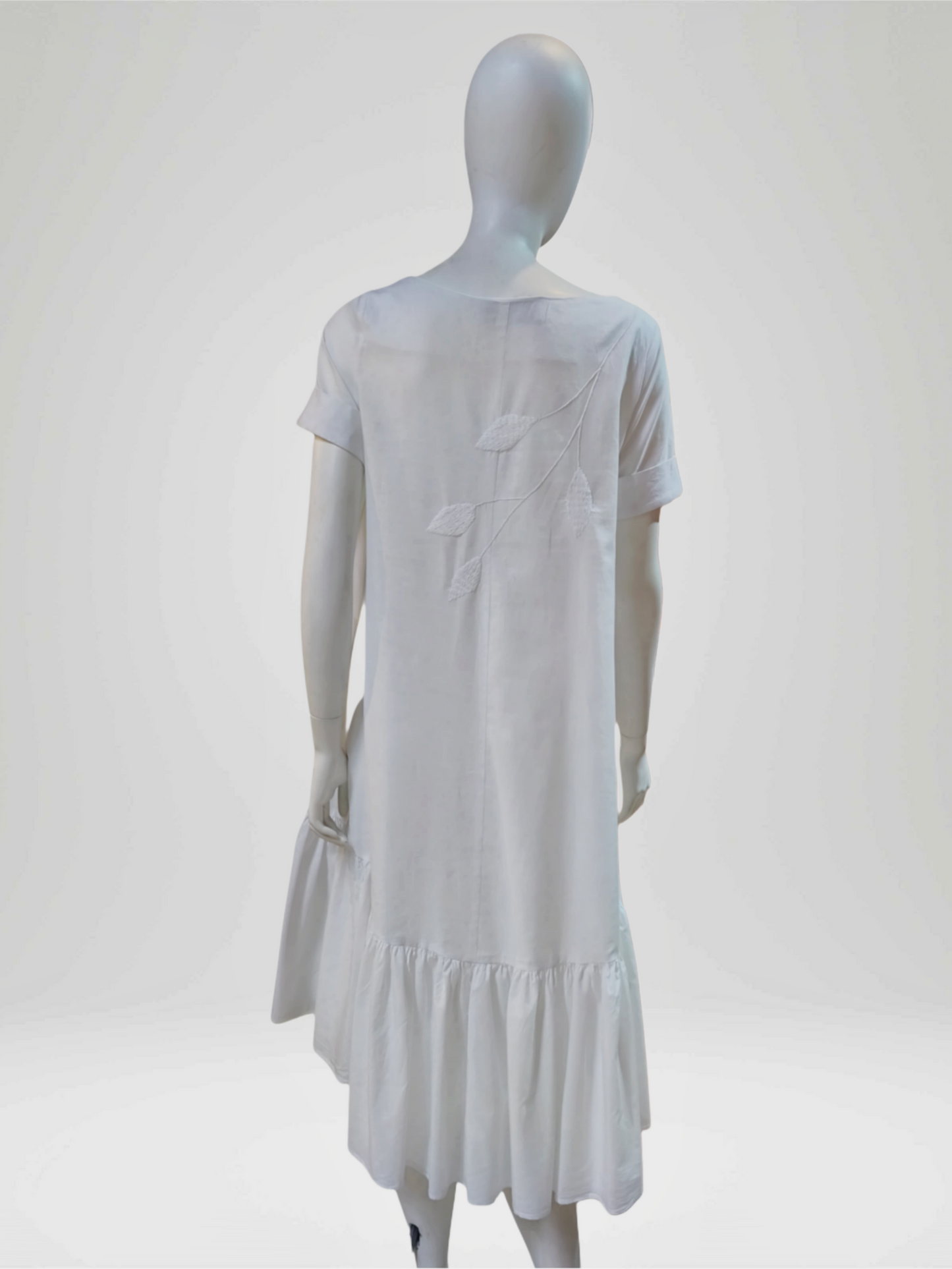 Vestido algodón bordado hojas color blanco, vista posterior.