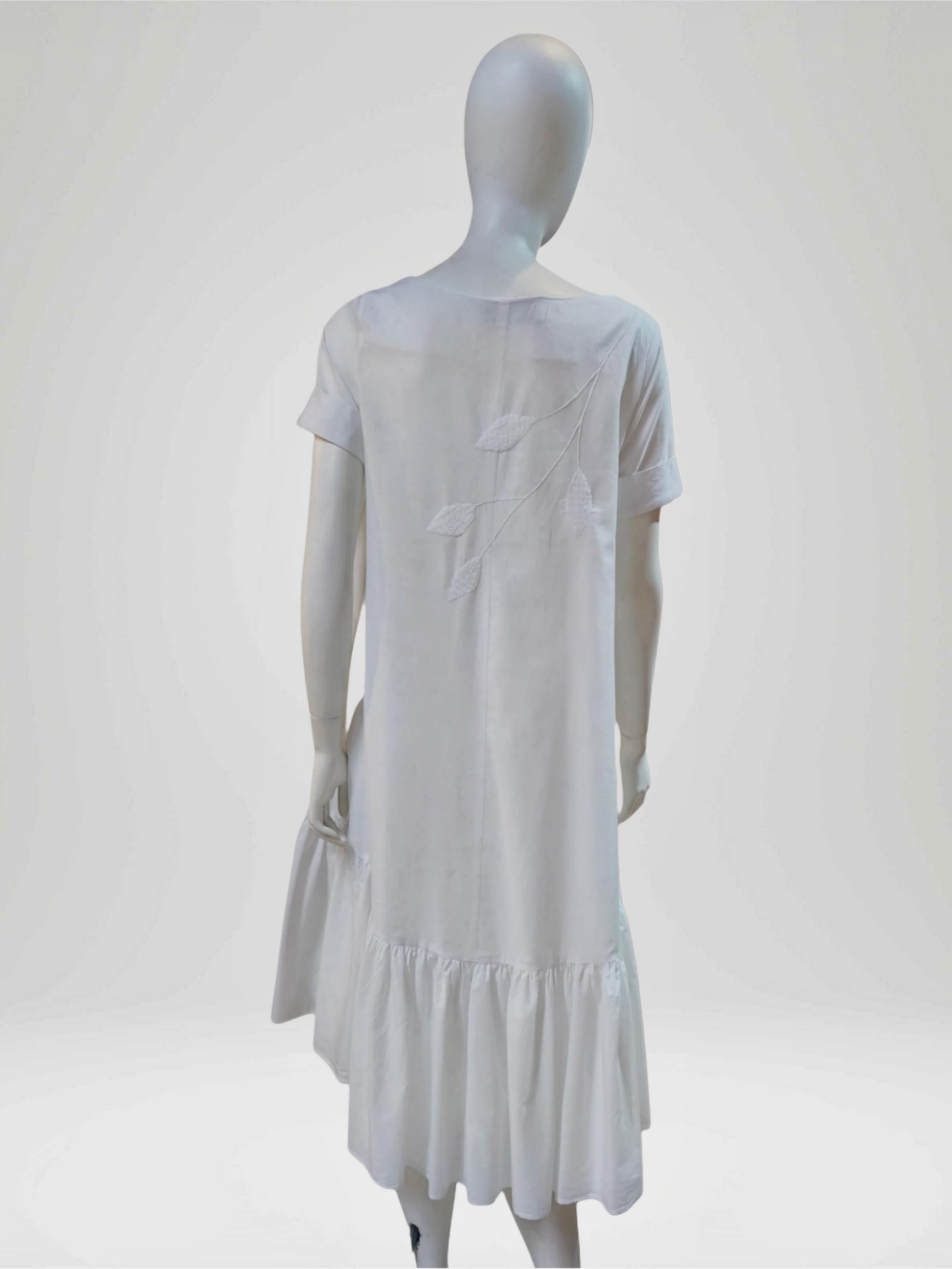 Vestido algodón bordado hojas color blanco, vista posterior.