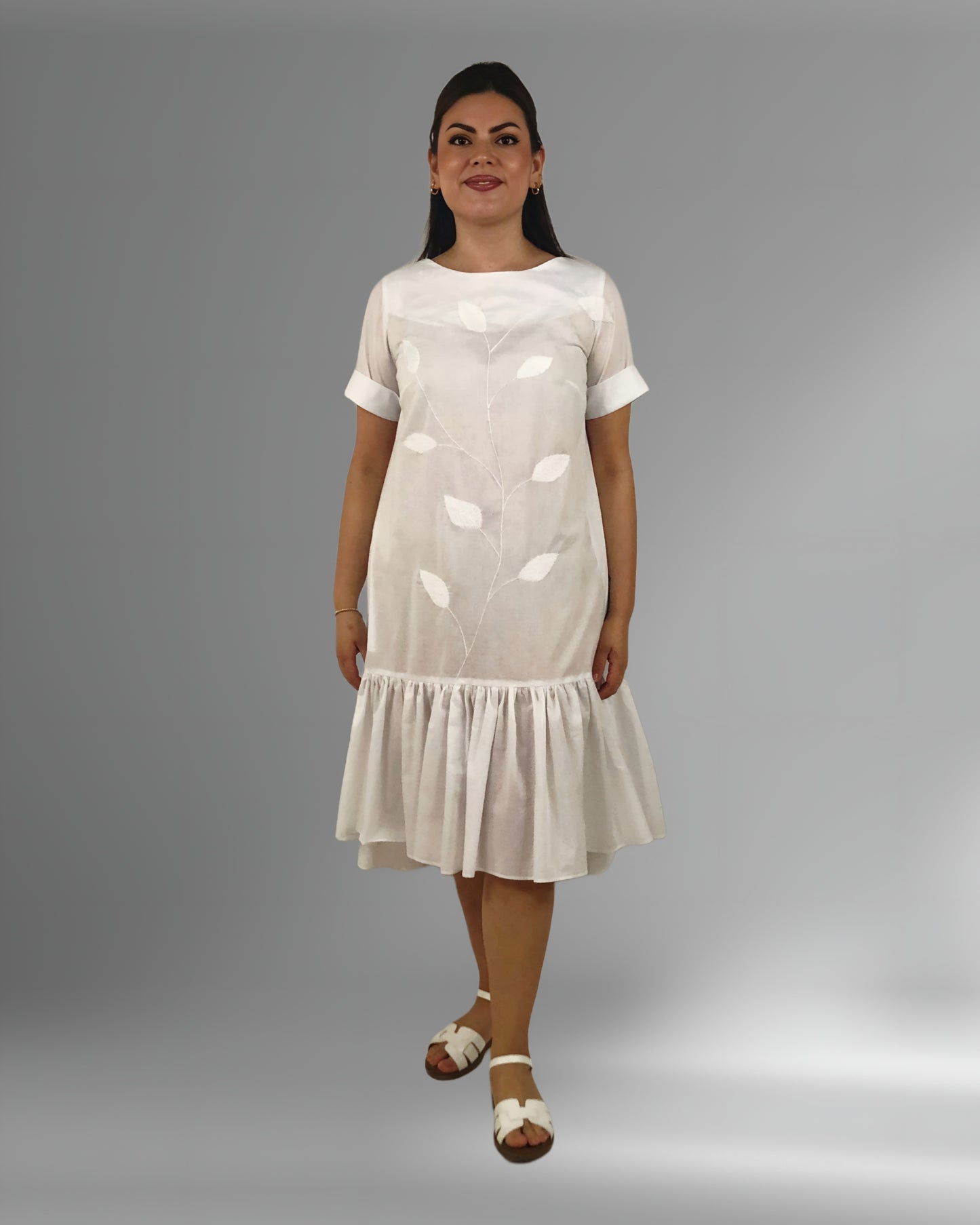 Vestido algodón bordado hojas color blanco, vista frontal en modelo.