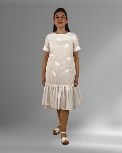 Vestido algodón bordado hojas color blanco, vista frontal en modelo.