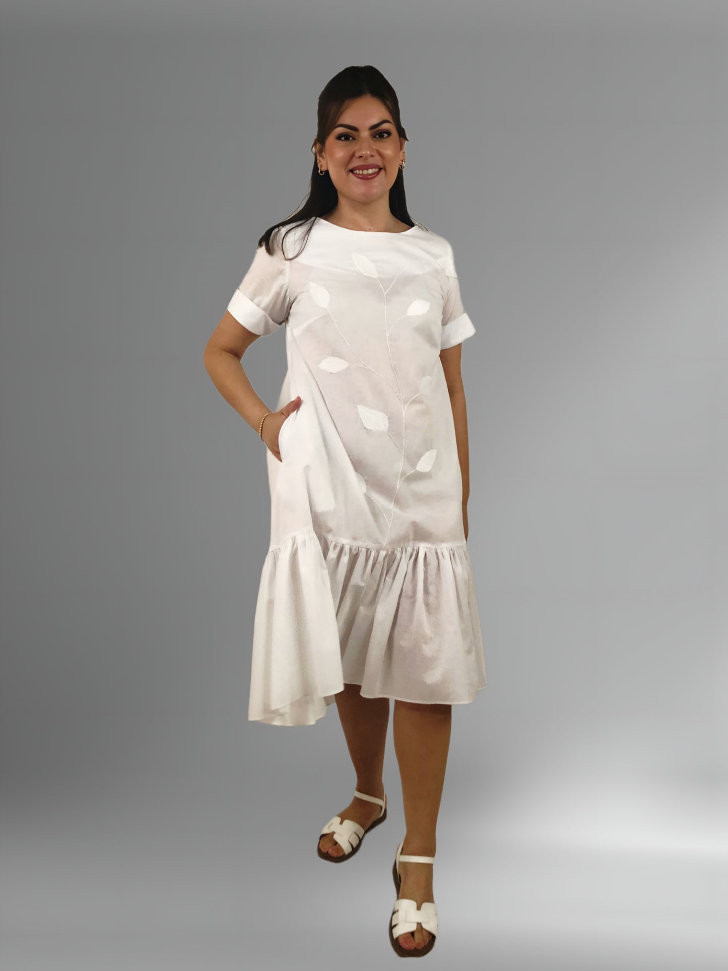 Vestido algodón bordado hojas color blanco en modelo. Detalle de las mangas.