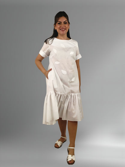 Vestido algodón bordado hojas color blanco en modelo. Detalle de las mangas.