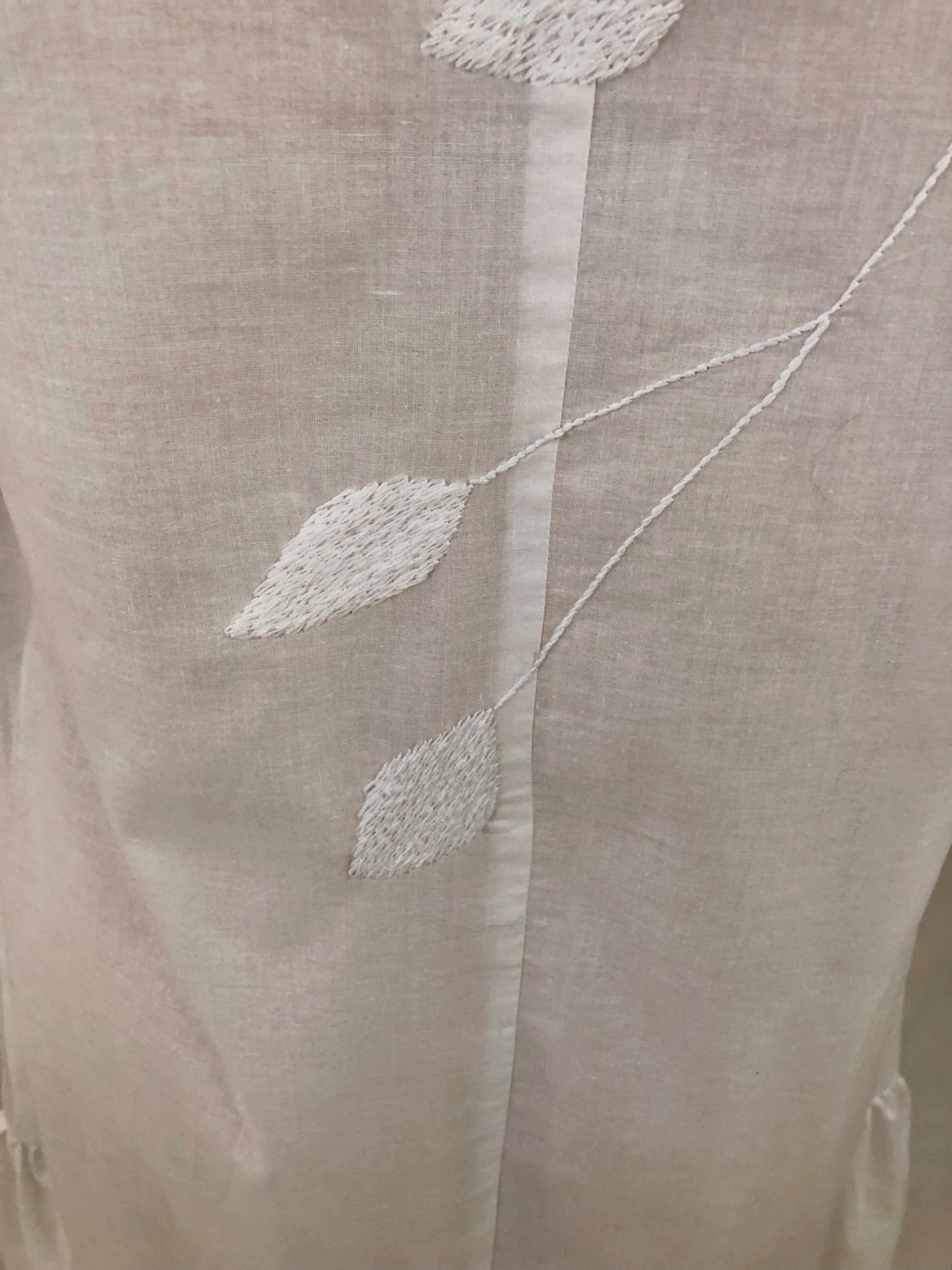 Vestido algodón bordado hojas color blanco, detalle del bordado.