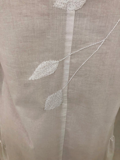 Vestido algodón bordado hojas color blanco, detalle del bordado.