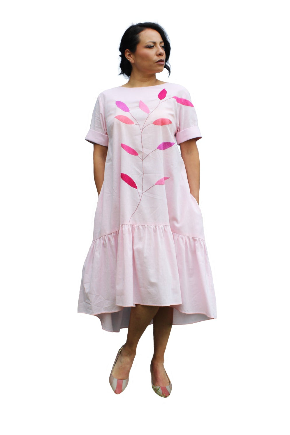 Vestido algodón bordado hojas color rosa, vista frontal en modelo