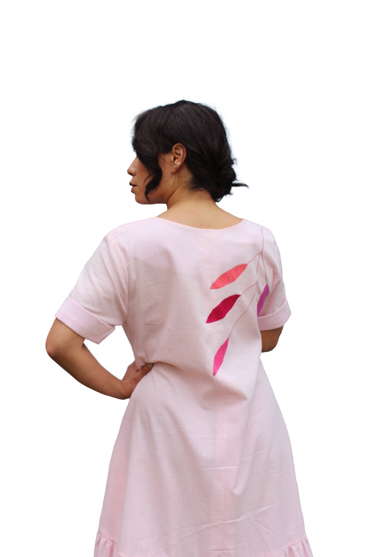 Vestido algodón bordado hojas color rosa, vista posterior en modelo.