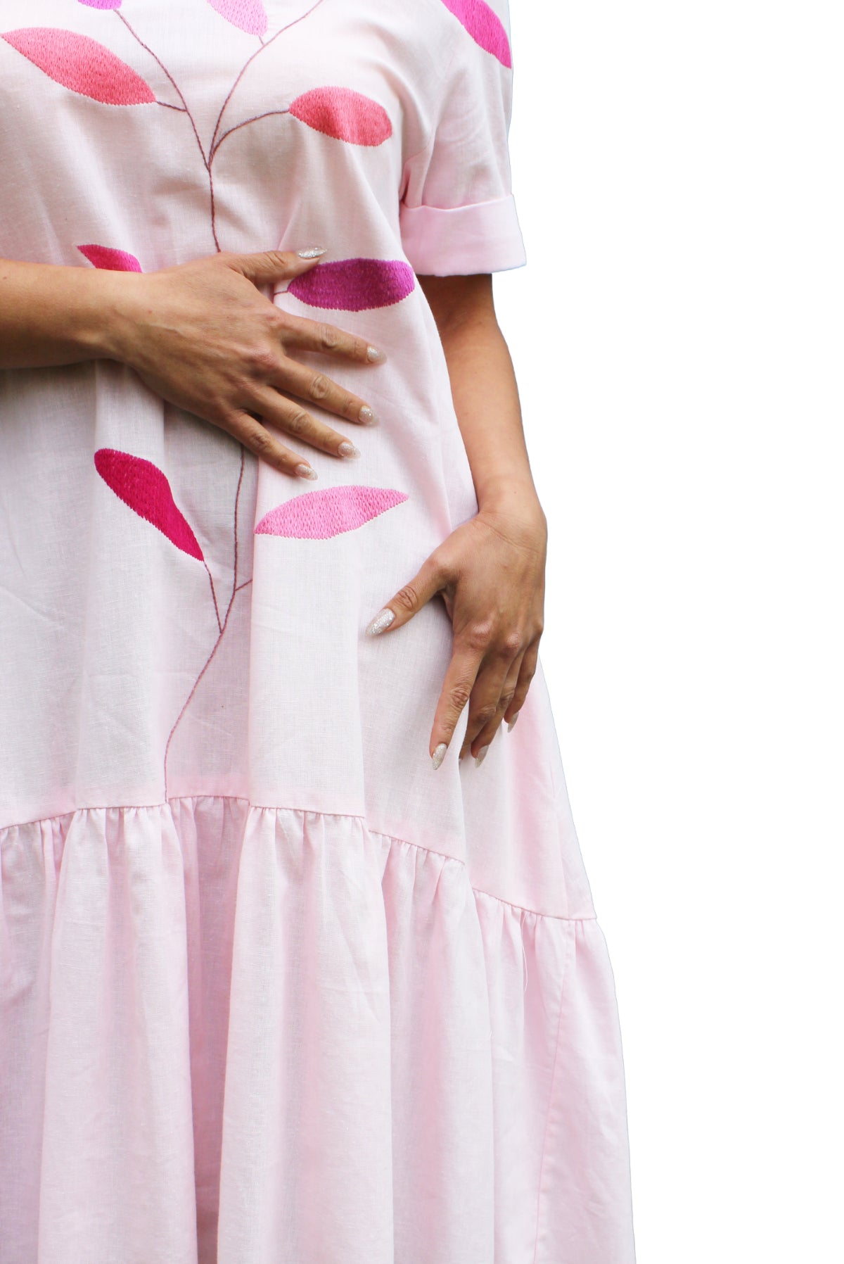 Vestido algodón bordado hojas color rosa, detalle de la falda.