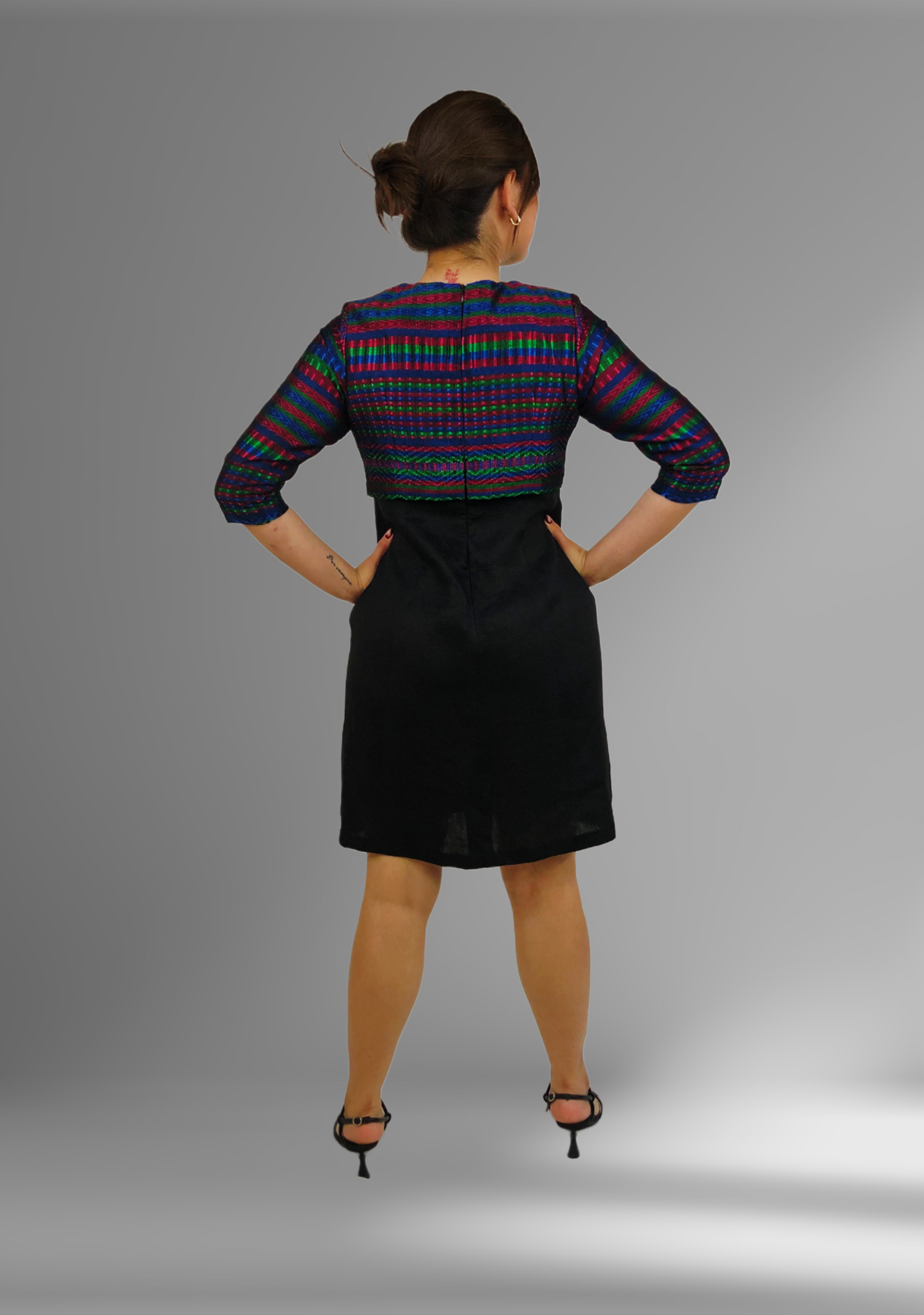 Vestido con bolero de Telar de Pedal, vista posterior en modelo.