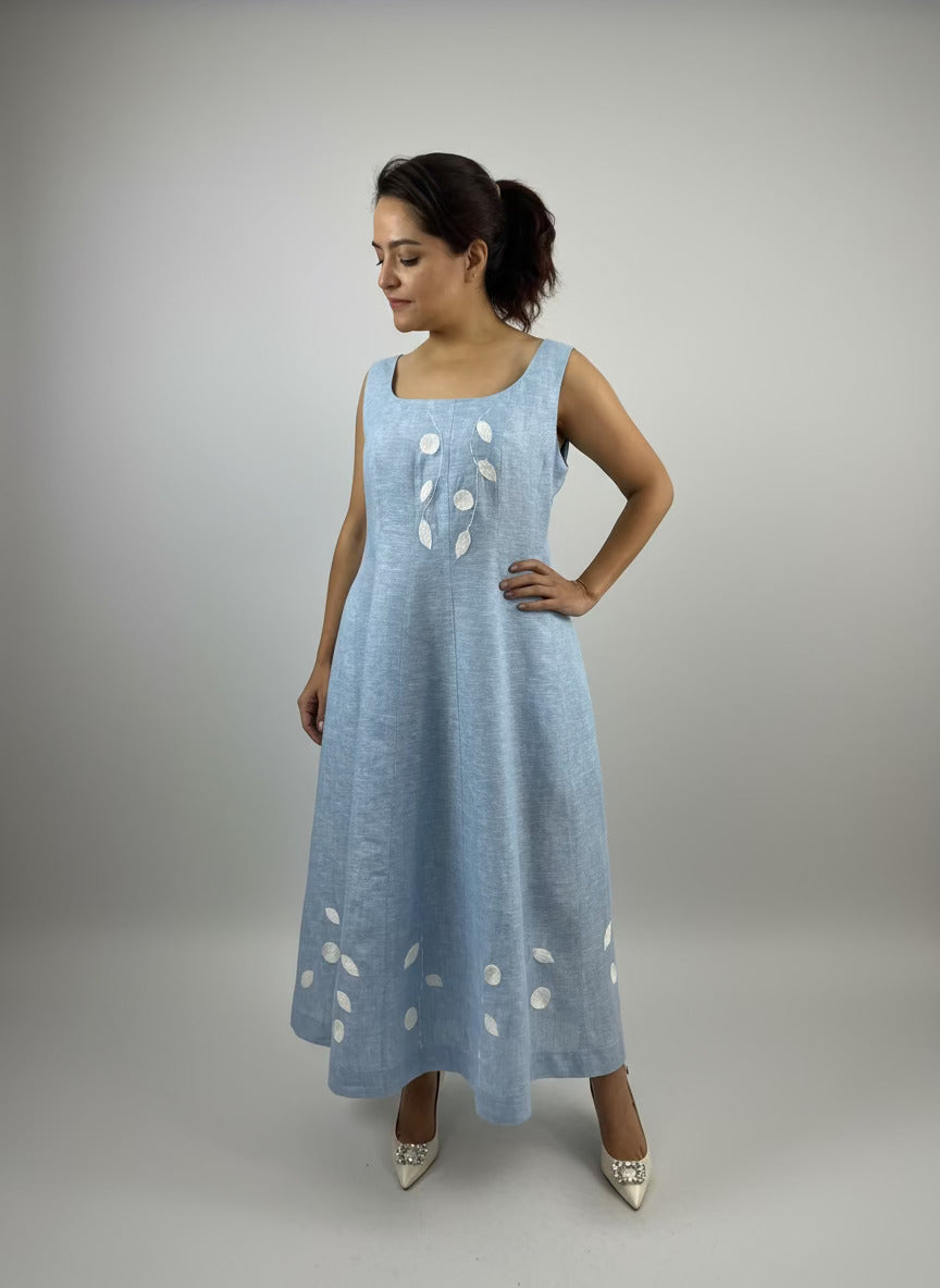 Vestido cuchillas Lino Danubio, bordado Huixtáncolor celeste, vista frontal en modelo.