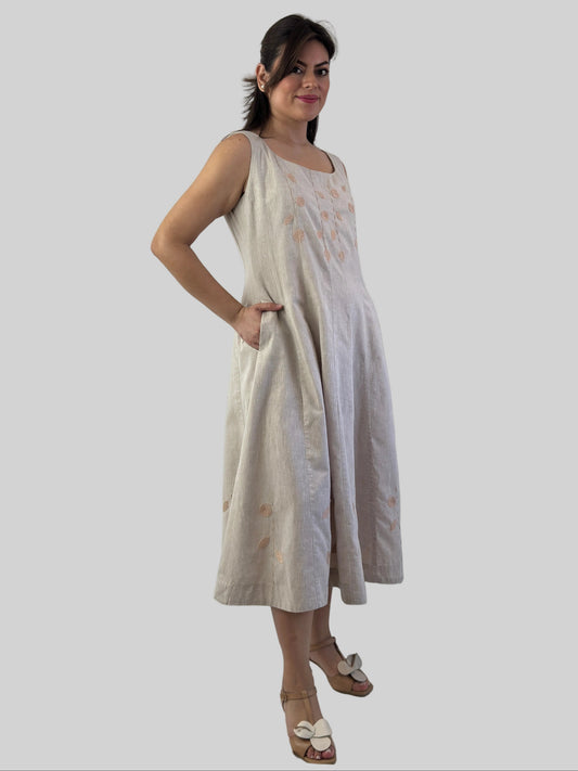 Vestido cuchillas algodón, bordado Huixtán, bordado a mano color beige, vista lateral en modelo.