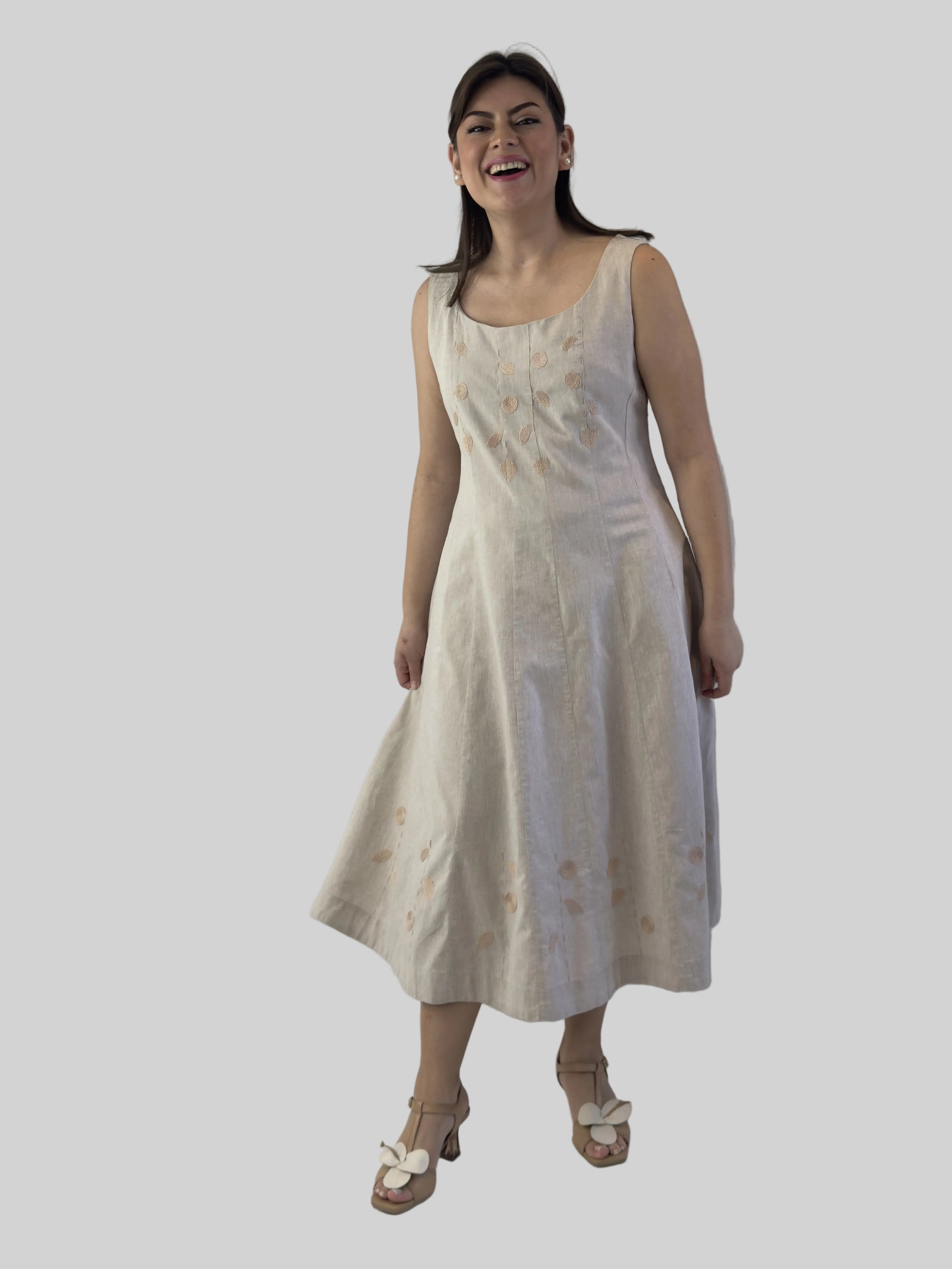 Vestido cuchillas lino-algodón, bordado a mano color beige, vista frontal en modelo.