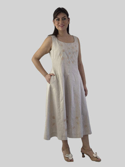 Vestido cuchillas lino-algodón, bordado a mano color beige, vista frontal en modelo.