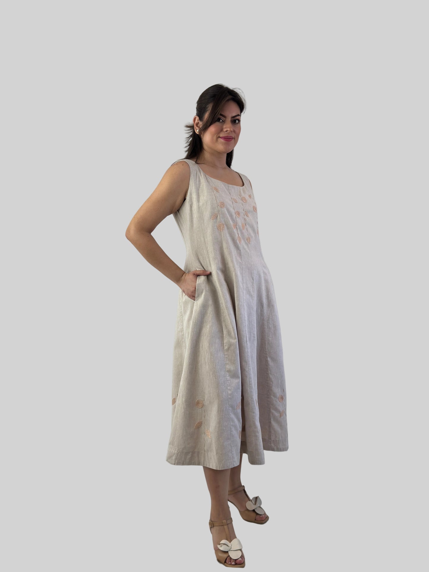 Vestido cuchillas lino-algodón, bordado a mano color beige, vista lateral en modelo.