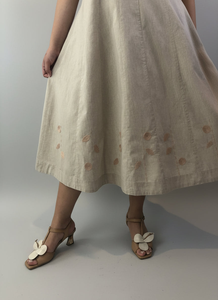 Vestido cuchillas lino-algodón, bordado a mano color beige, acercamiento a la falda