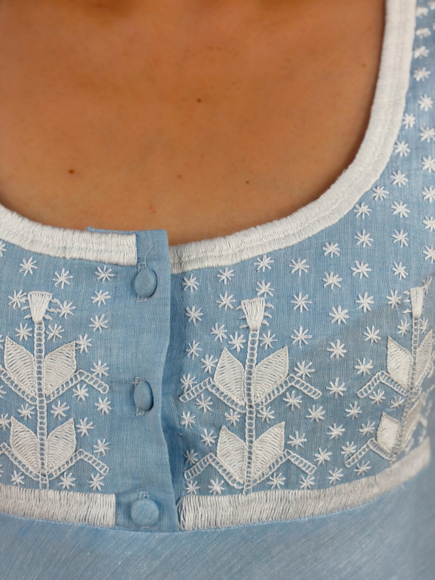 Vestido de Algodón Falda Circular 3 cortes Milpa color azul, bordado blanco, detalle del bordado y botones del pecho.
