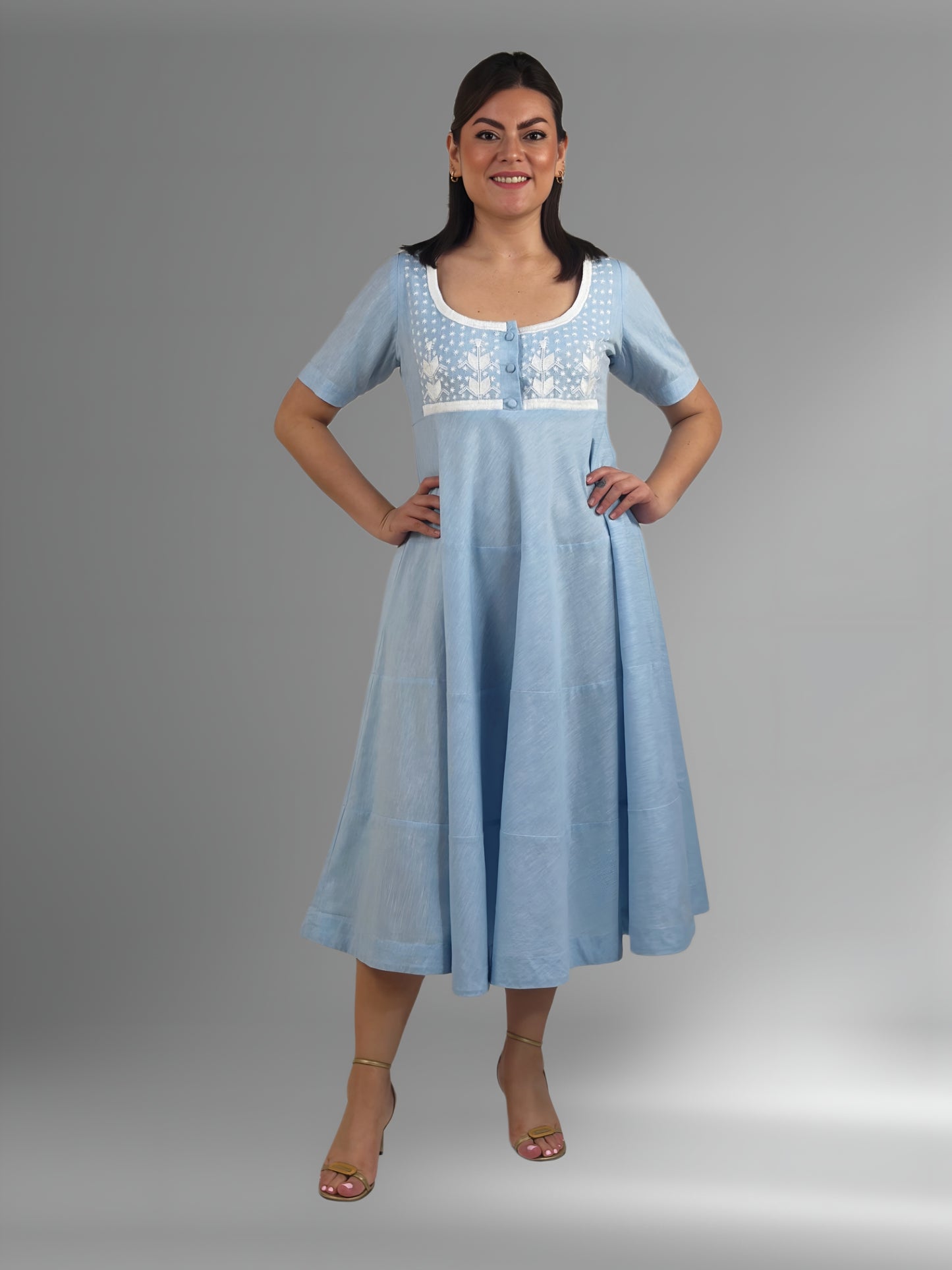 Vestido de Algodón Falda Circular 3 cortes Milpa, color celeste, bordado blanco, vista frontal en modelo.