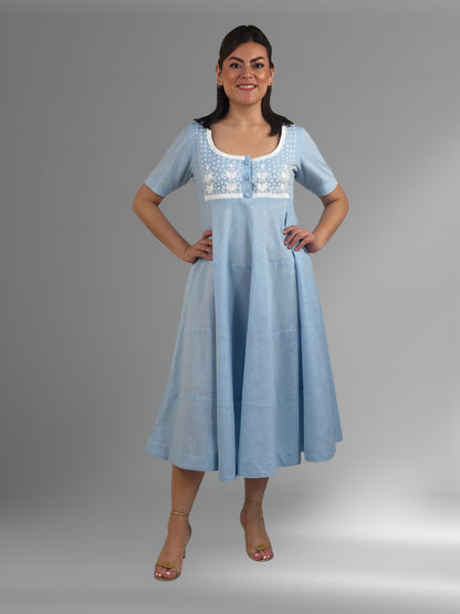 Vestido de Algodón Falda Circular 3 cortes Milpa, color celeste, bordado blanco, vista frontal en modelo.