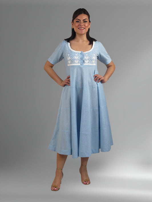 Vestido de Algodón Falda Circular 3 cortes Milpa, color celeste, bordado blanco, vista frontal en modelo.