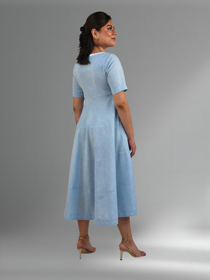 Vestido de Algodón Falda Circular 3 cortes Milpa color celeste, bordado blanco, vista posterior.