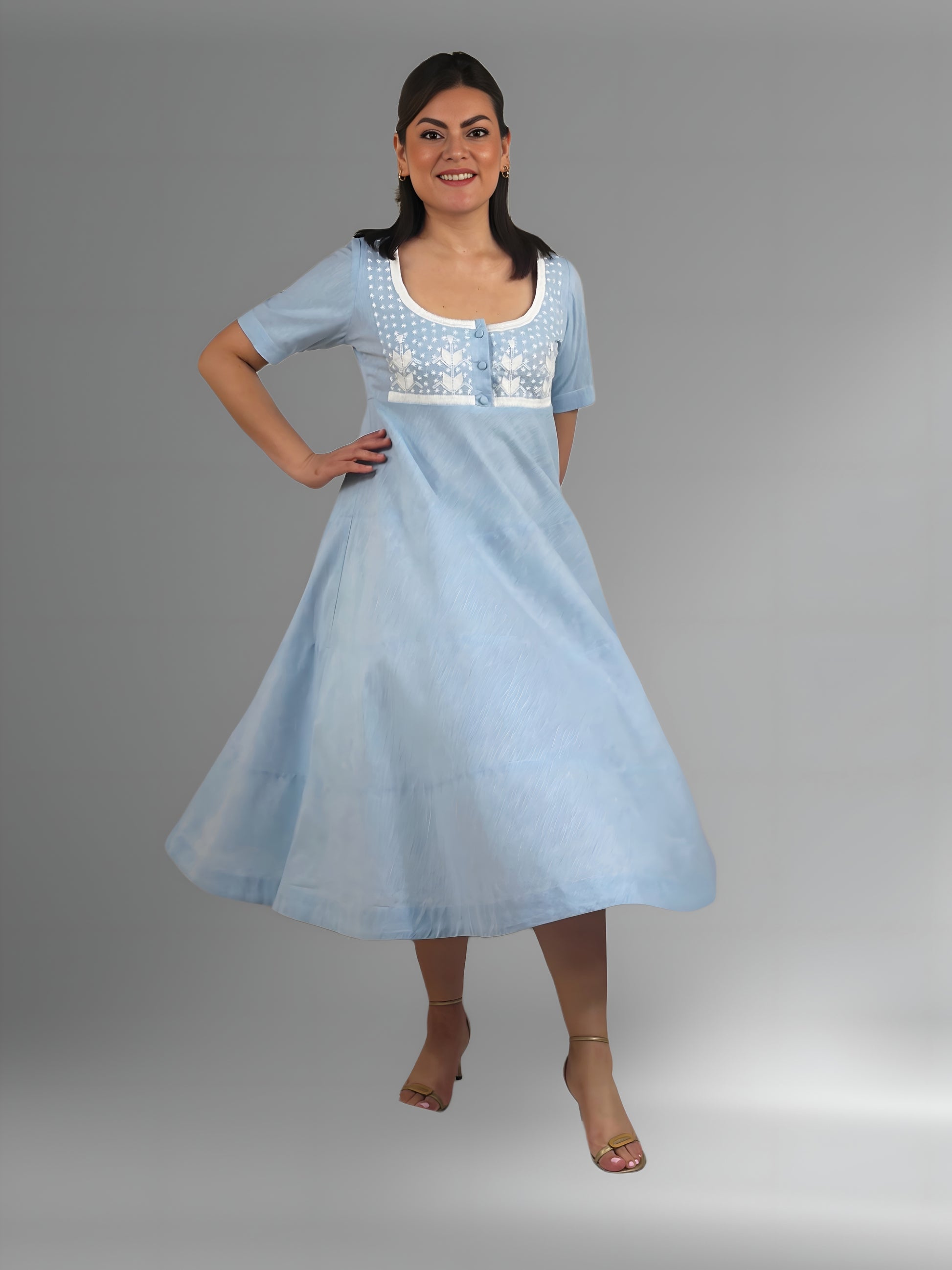 Vestido de Algodón Falda Circular 3 cortes Milpa color celeste, bordado blanco, vista en movimento en modelo.