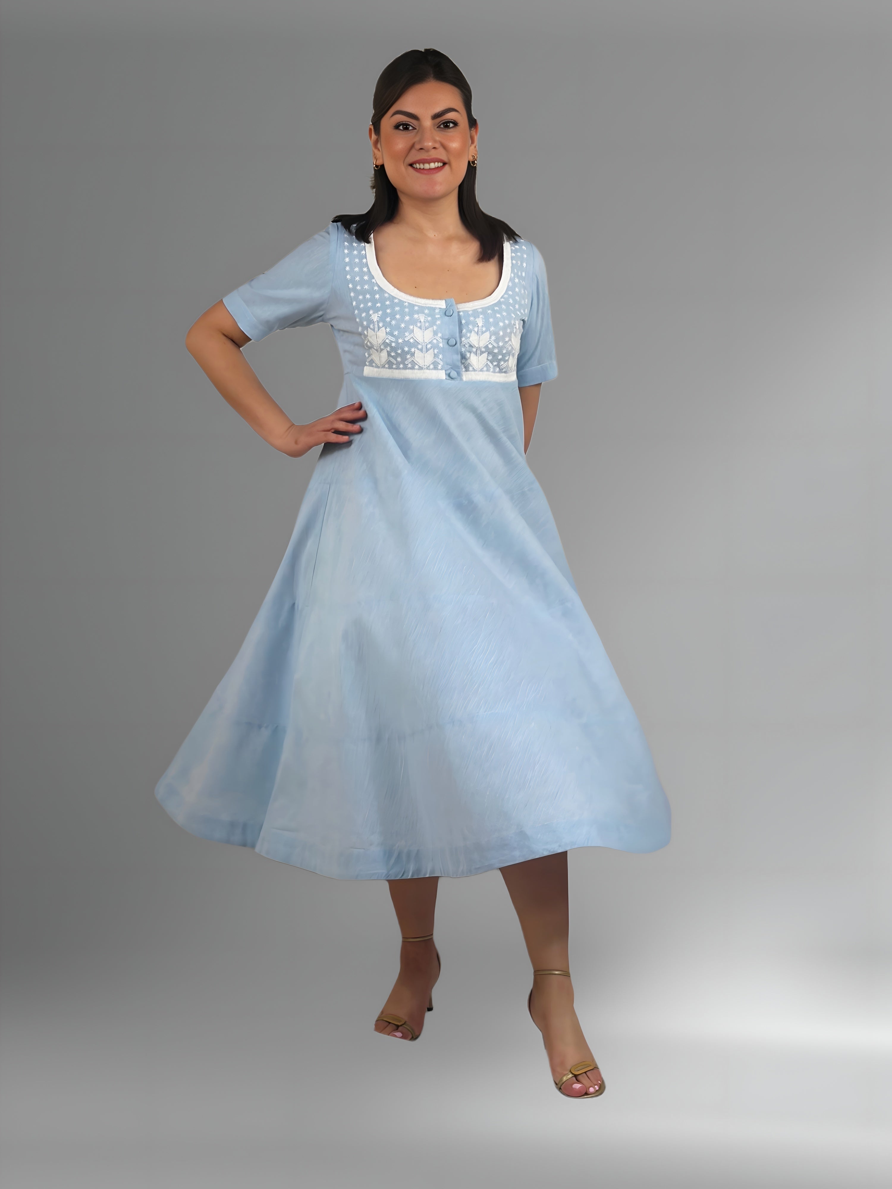Vestido de Algodón Falda Circular 3 cortes Milpa color celeste, bordado blanco, vista en movimento en modelo.
