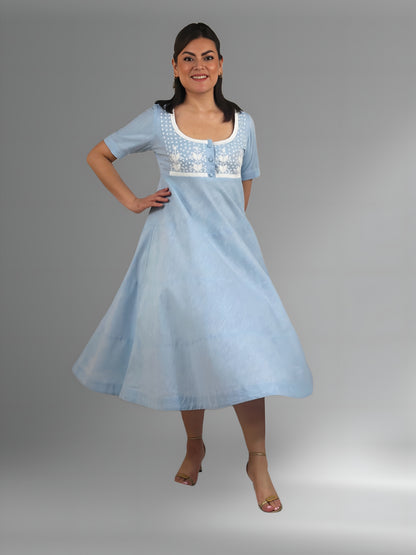 Vestido de Algodón Falda Circular 3 cortes Milpa color celeste, bordado blanco, vista en movimento en modelo.