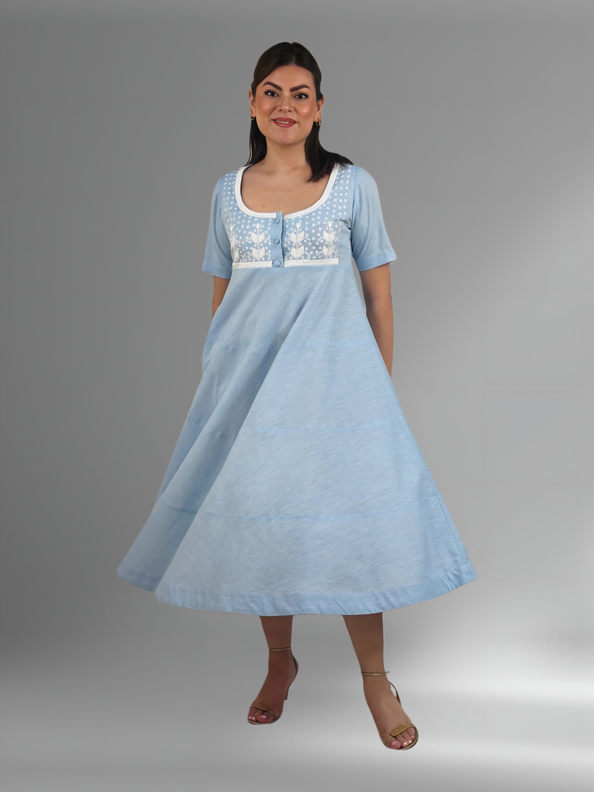 Vestido de Algodón Falda Circular 3 cortes Milpa color celeste, bordado blanco, vista frontal en movimiento.