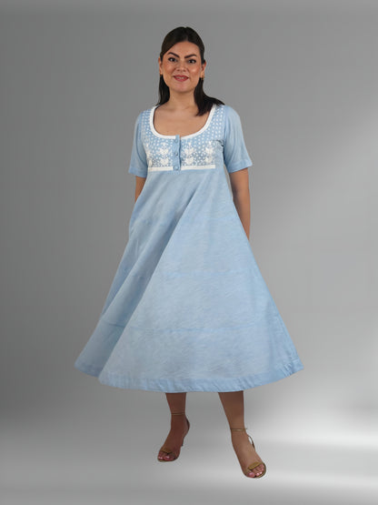 Vestido de Algodón Falda Circular 3 cortes Milpa color celeste, bordado blanco, vista frontal en movimiento.
