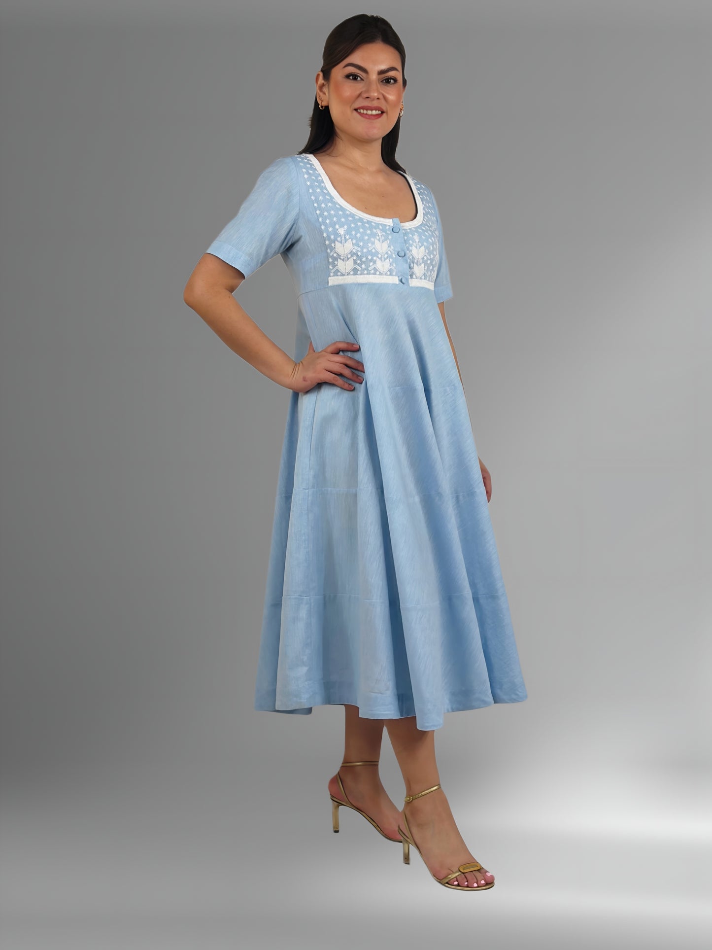 Vestido de Algodón Falda Circular 3 cortes Milpa color celeste, vista lateral en modelo.
