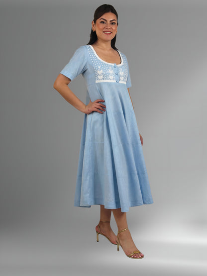 Vestido de Algodón Falda Circular 3 cortes Milpa color celeste, vista lateral en modelo.