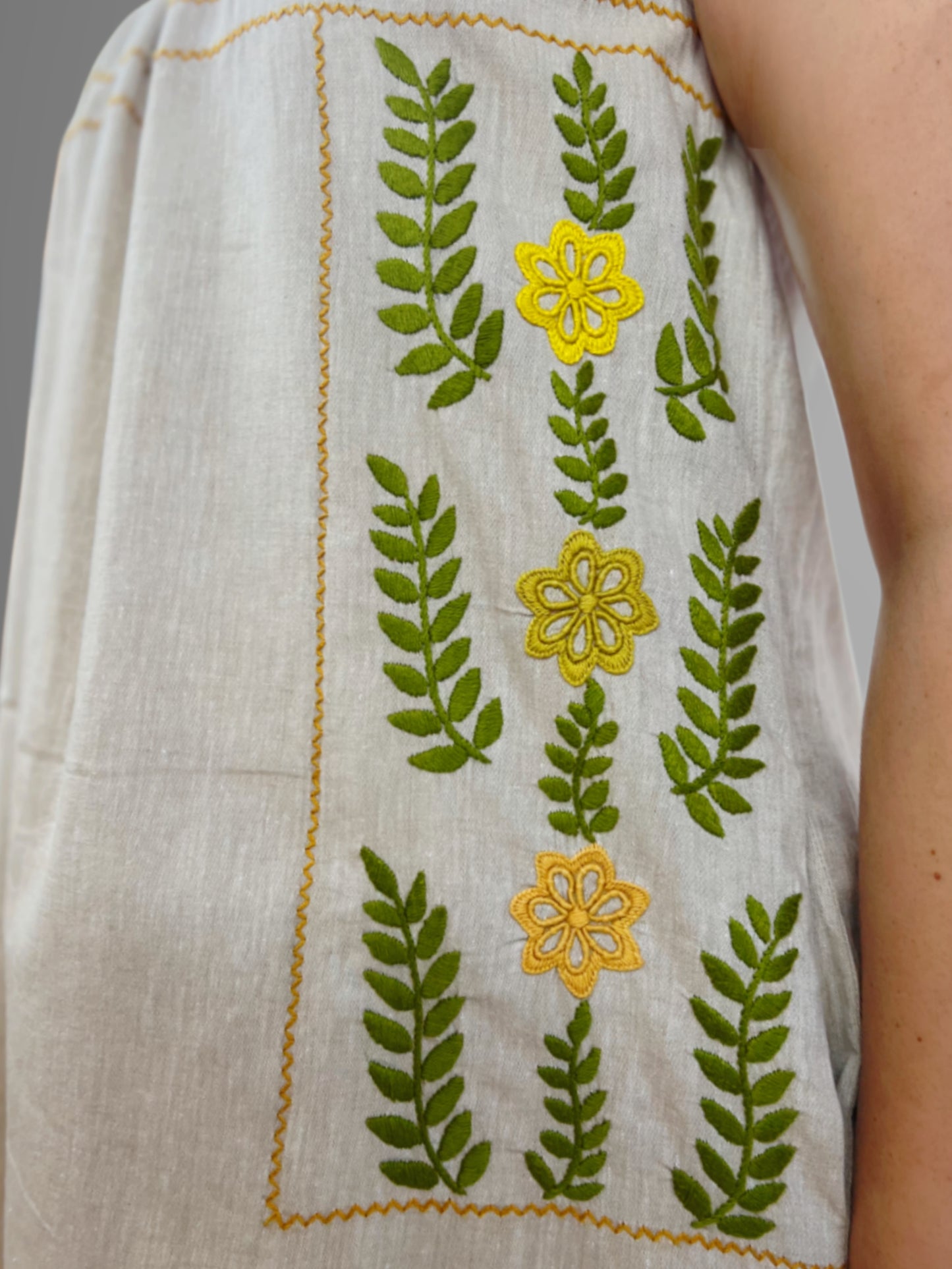 Vestido de Algodón con forro Bolsas Bordado Aguacatenango color beige, detalle del bordado.