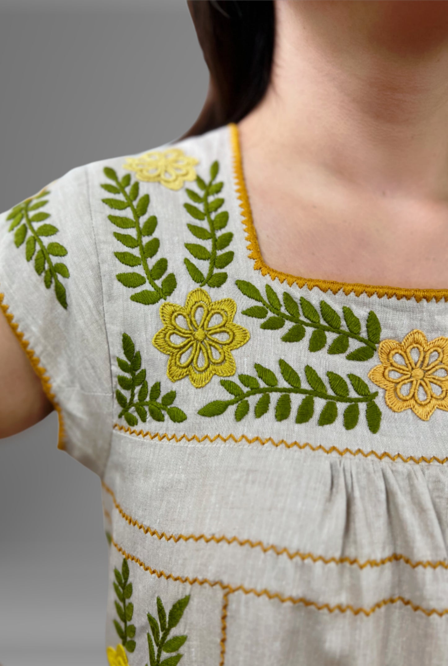 Vestido de Algodón con forro Bolsas Bordado Aguacatenango color beige, bordado verde, detalle del bordado en pecho y mangas.