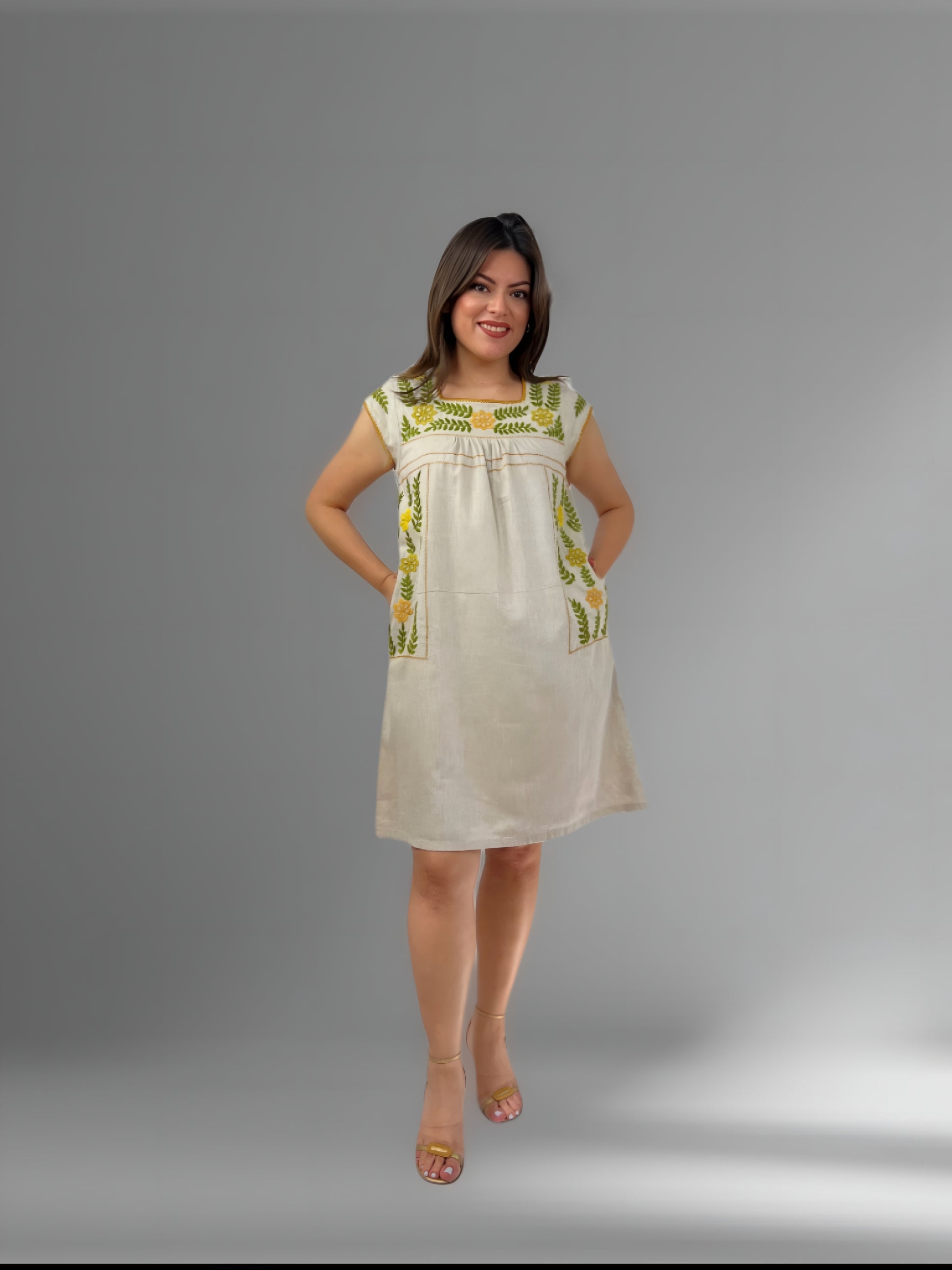 Vestido de Algodón con forro Bolsas Bordado Aguacatenango color beige, vista en modelo.