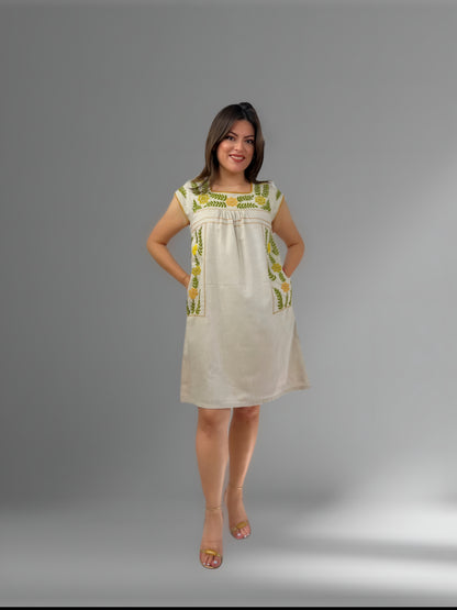 Vestido de Algodón con forro Bolsas Bordado Aguacatenango color beige, vista en modelo.