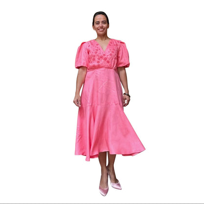 Vestido de Lino Bordado Rococó Aguacatenango, vista frontal en modelo.