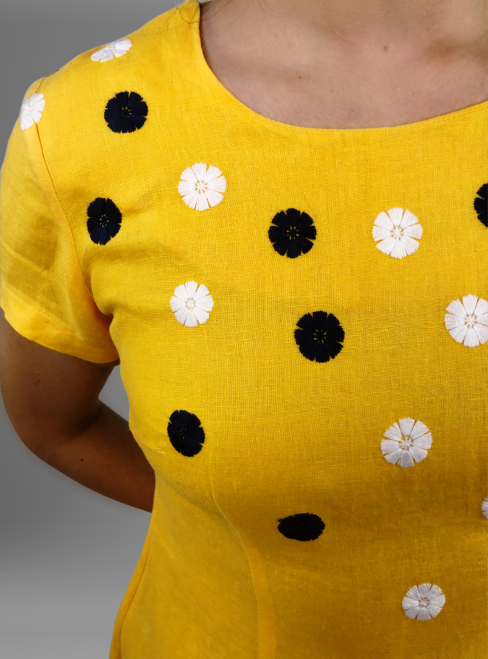 Vestido de Lino Tricolor bordado Chamula, detalle del bordado.