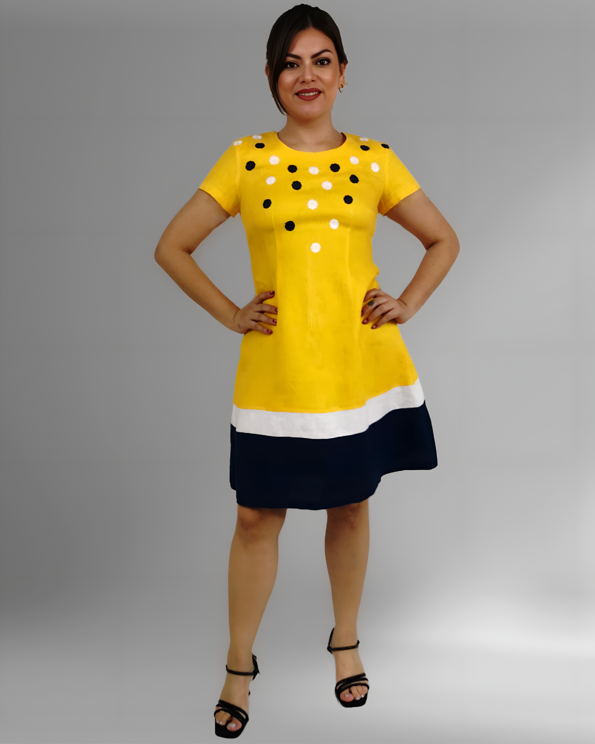 Vestido de Lino Tricolor bordado Chamula color amarillo, vista frontal en modelo.