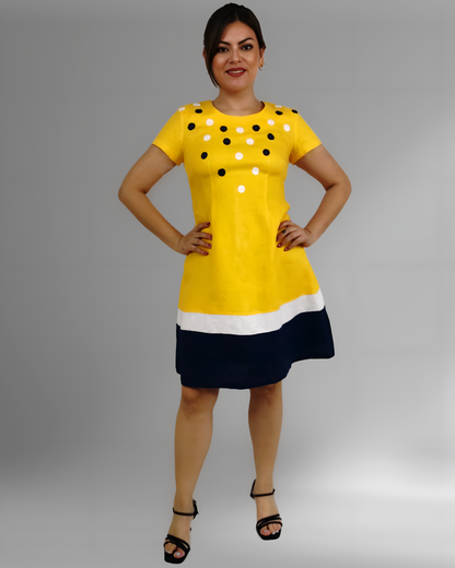 Vestido de Lino Tricolor bordado Chamula color amarillo, vista frontal en modelo.