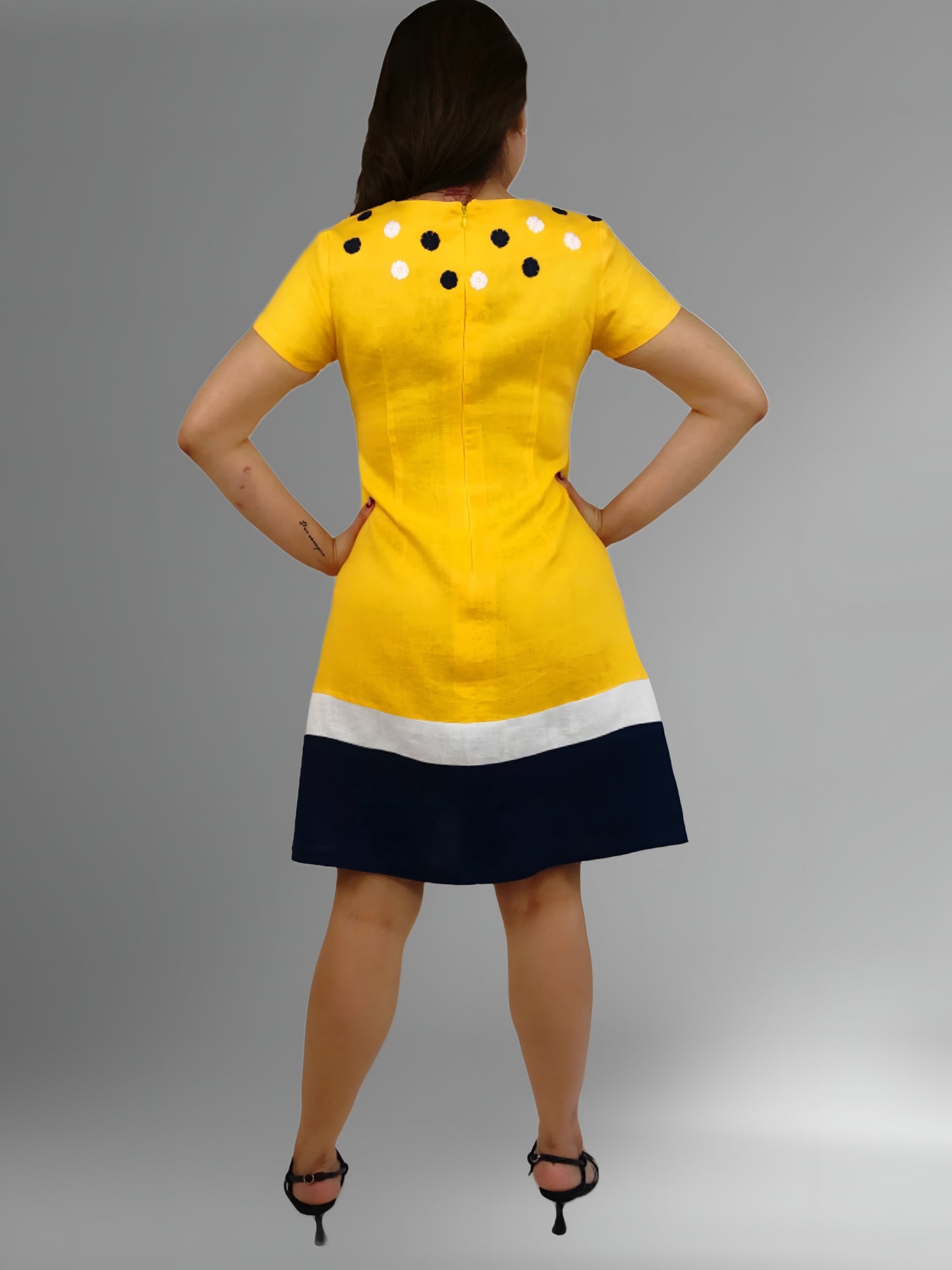 Vestido de Lino Tricolor bordado Chamula color amarillo, vista posterior en modelo.