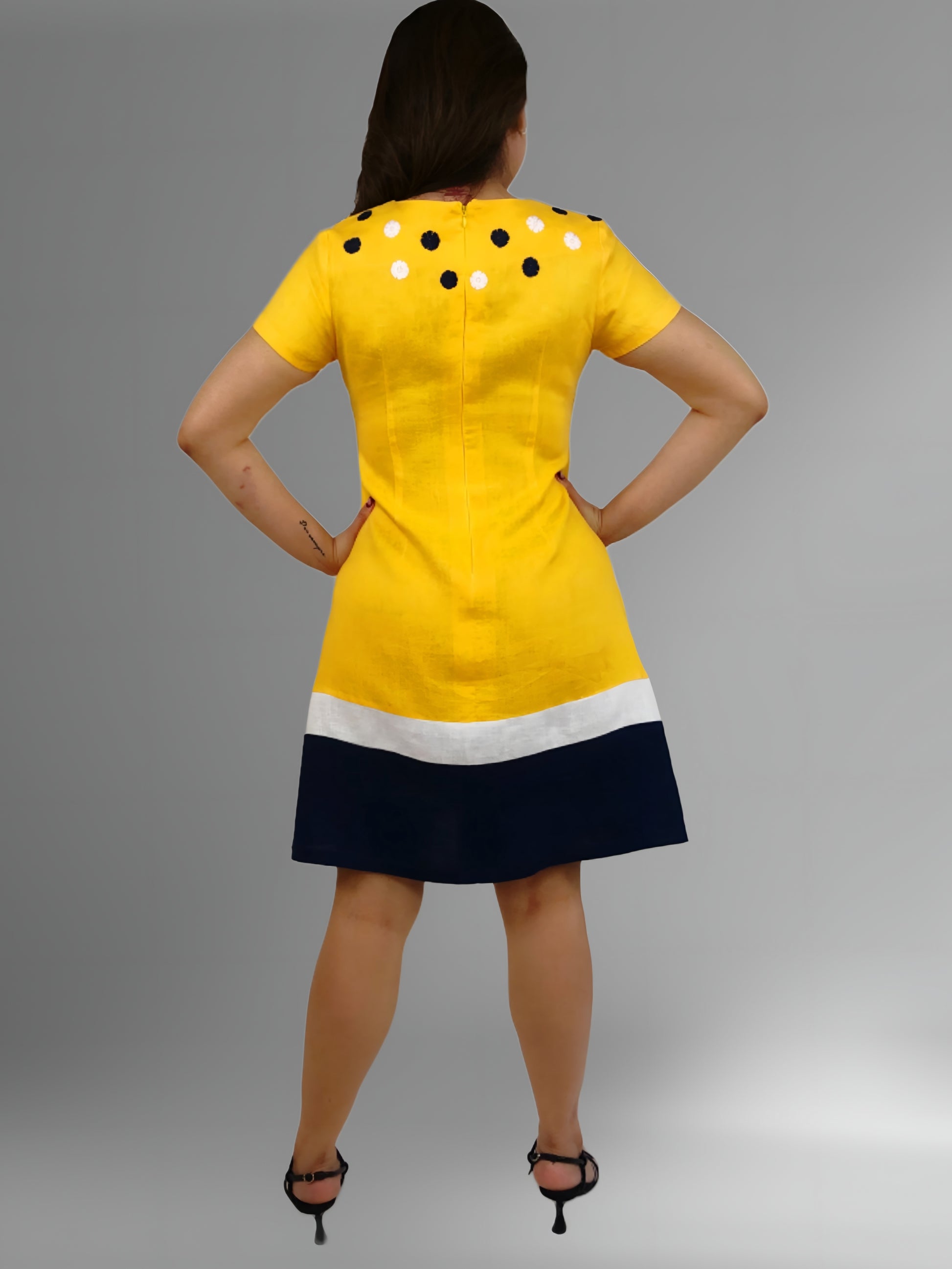 Vestido de Lino Tricolor bordado Chamula color amarillo, vista posterior en modelo.