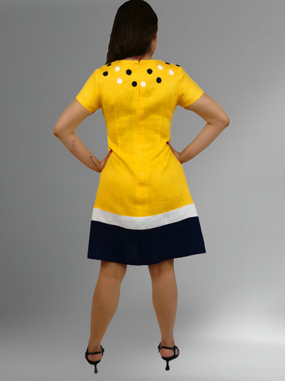 Vestido de Lino Tricolor bordado Chamula color amarillo, vista posterior en modelo.